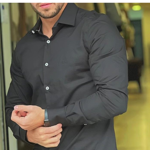 Men Regular Fit Solid Spread Collar Casual Shirt